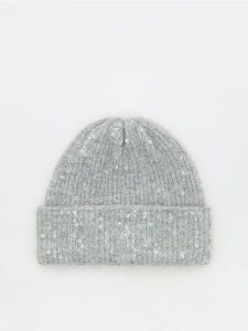 Czapka beanie z cekinami - jasnoszary. Szare czapki Reserved, bez wzorów. W wyprzedaży za 22,99 zł.