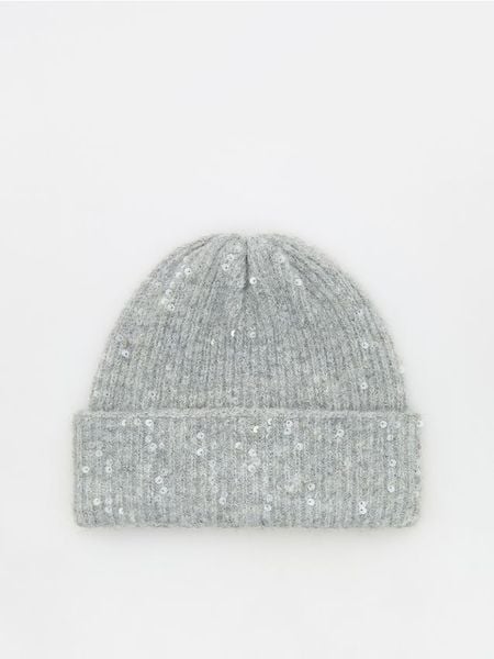 Czapka beanie z cekinami - jasnoszary. Szare czapki Reserved, bez wzorów. W wyprzedaży za 39,99 zł.