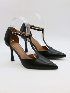 Bellucci Czółenka w kolorze czarnym z paskiem rozmiar: 38. Czarne czółenka Bellucci, bez wzorów, bez obcasa, na szpilce, bez zapięcia. Za 113,99 zł.