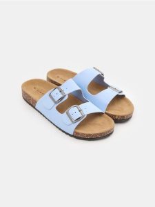 Klapki ze skórzaną wkładką - błękitny. Niebieskie klapki Sinsay, bez wzorów, bez obcasa. Za 39,99 zł.