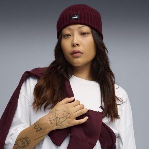 Prążkowana czapka beanie Essentials PUMA. Czerwone czapki Puma, bez wzorów, prążkowane, eleganckie. Za 79,00 zł.