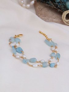 L'Atelier de Gaia Pozłacana bransoletka z elementami ozdobnymi rozmiar: onesize. Białe bransoletki L'Atelier de Gaia, z akwamarynem, pozłacane. Za 43,99 zł.