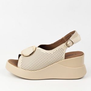 Beżowe skórzane sandały damskie na koturnie T.Sokolski L26-248. Brązowe sandały Sokolski, bez wzorów, z materiału, bez obcasa, na koturnie, bez zapięcia. Za 229,00 zł.