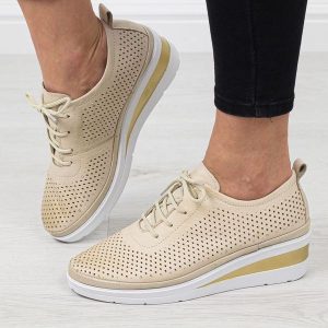 Beżowe skórzane ażurowe półbuty damskie na koturnie T.Sokolski 150. Brązowe półbuty Sokolski, w ażurowe wzory, ze skóry, bez obcasa, na koturnie, bez zapięcia. Za 299,00 zł.