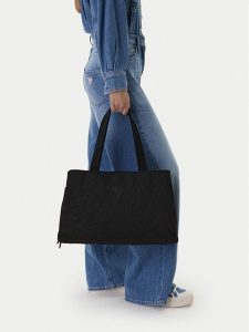 Guess Torba weekendowa Greyjoy Travel TWNN98 76025 Czarny. Czarne torebki klasyczne Guess, z aplikacjami, z materiału, bez dodatków. Za 649,99 zł.
