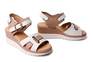 Artiker Relaks 58C0314 BEIGE/APRICOT, sandały damskie. Brązowe sandały Artiker Relaks, bez wzorów, ze skóry, bez obcasa, na koturnie, bez zapięcia. Za 239,90 zł.