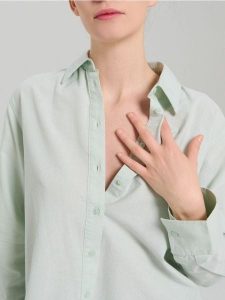 Bawełniana koszula oxford - zielony. Zielone koszule Sinsay, l, bez wzorów, z bawełny, bez kołnierzyka, bez ramiączek. Za 49,99 zł.