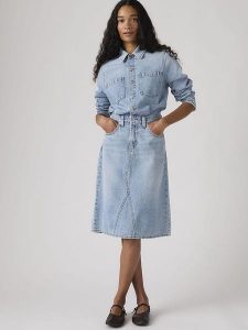 Levi's Sukienka dżinsowa w kolorze błękitnym rozmiar: XS. Niebieskie sukienki Levi's®, s, bez wzorów, z bawełny, klasyczne, bez kołnierzyka, bez ramiączek, midi. Za 241,08 zł.