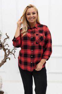 Klasyczna elegancka koszula Violet w czarno-czerwoną kratkę PLUS SIZE XXL. Czarne koszule Nasi partnerzy, plus size, bez wzorów, z jeansu, bez kołnierzyka, plus size, bez ramiączek. Za 199,90 zł.