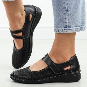 Czarne ażurowe skórzane Polskie półbuty damskie Deoni D125A. Czarne półbuty Deoni, na lato, w ażurowe wzory, z jeansu, bez obcasa, na płaskiej podeszwie, bez zapięcia. Za 419,00 zł.