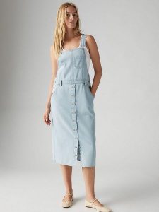 Levi's Sukienka dżinsowa w kolorze błękitnym rozmiar: S. Niebieskie sukienki Levi's®, s, bez wzorów, z bawełny, bez kołnierzyka, bez ramiączek, midi. Za 195,45 zł.