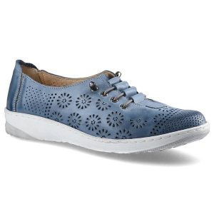 Półbuty damskie Wasak, z perforowaną cholewką sznurowaniem miękką linią wokół kostki i lekką elastyczną podeszwą, jeans, 625P. Niebieskie czółenka Wasak, w ażurowe wzory, z jeansu, bez obcasa, na koturnie, bez zapięcia. Za 263,20 zł.