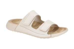 Klapki damskie Ecco Cozmo Flat Limestone. Brązowe klapki ecco, bez wzorów, z materiału, bez obcasa. Za 423,90 zł.