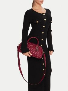 Guess Torebka Valla HWQG81 22050 Czerwony. Czerwone torebki klasyczne Guess, z aplikacjami, ze skóry, bez dodatków. Za 399,99 zł.