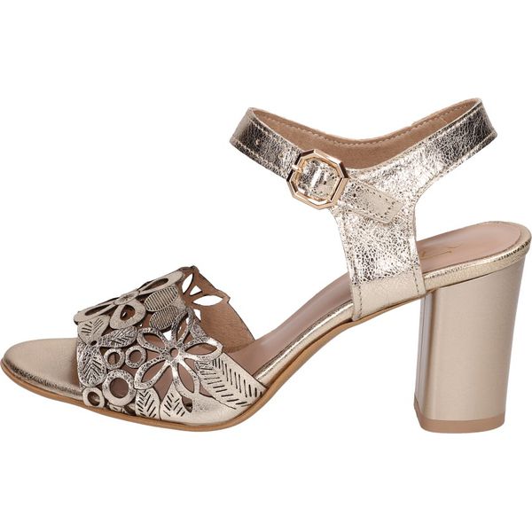 Złote Polskie sandały damskie Deoni D433. Żółte sandały Deoni, bez wzorów, ze skóry, bez obcasa, na obcasie, bez zapięcia. Za 339,00 zł.