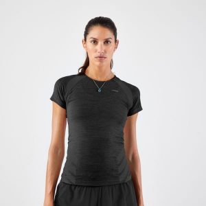 Koszulka do biegania damska Kiprun Run 500 Comfort slim. Czarne koszule nocne KIPRUN, bez wzorów, z elastanu, bez ramiączek. Za 89,99 zł.