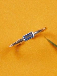 Lodie Silver Srebrny pierścionek z cyrkonią rozmiar: onesize. Szare pierścionki Lodie Silver, z cyrkonią, srebrne. Za 39,99 zł.