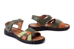 MANITU 910269-07 grun, sandały damskie. Zielone sandały Manitu, bez wzorów, ze skóry, bez obcasa, bez zapięcia. Za 229,42 zł.