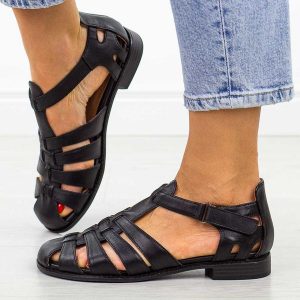 Czarne skórzane sandały damskie T.Sokolski 561. Czarne sandały Sokolski, bez wzorów, z jeansu, bez obcasa, na płaskiej podeszwie, bez zapięcia. Za 269,00 zł.