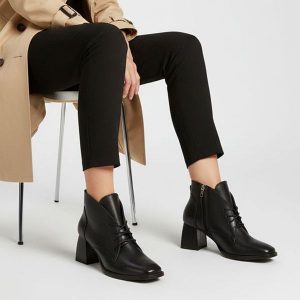 Botki damskie Armodo, eleganckie na klocku skórzane licowe i zapinane na zamek, czarne Baflo, 1670. Czarne botki Armodo, bez wzorów, z jeansu, bez obcasa, na obcasie, bez zapięcia. Za 399,99 zł.