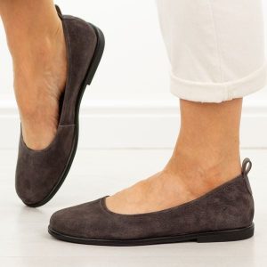 Brązowe skórzane baleriny damskie Filippo Dp7741/26. Brązowe balerinki Filippo, bez wzorów, z jeansu, z okrągłym noskiem, bez obcasa, na płaskiej podeszwie, bez zapięcia. Za 219,00 zł.