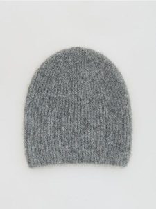 Czapka z alpaką - jasnoszary. Szare czapki Reserved, bez wzorów. Za 79,99 zł.
