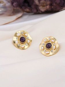 L'Atelier de Gaia Pozłacane kolczyki-wkrętki z kamieniami szlachetnymi i perłami rozmiar: onesize. Różowe kolczyki L'Atelier de Gaia, z ametystem, pozłacane. Za 87,40 zł.