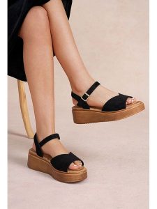 Foreverfolie Sandały w kolorze czarnym na koturnie rozmiar: 41. Czarne sandały Foreverfolie, bez wzorów, z otwartym noskiem, bez obcasa, na koturnie, bez zapięcia. Za 104,99 zł.