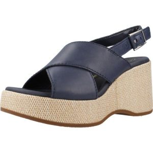 Sandały CLARKS MANON WISH Niebieski. Niebieskie sandały Clarks, bez wzorów, ze skóry, bez obcasa, bez zapięcia. Za 328,99 zł.
