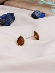 L'Atelier de Gaia Pozłacane kolczyki-wkrętki z tygrysim okiem rozmiar: onesize. Brązowe kolczyki L'Atelier de Gaia, pozłacane. Za 34,95 zł.