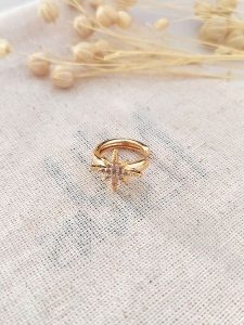 Atelier MIU Pozłacana nausznica z cyrkonią rozmiar: onesize. Żółte kolczyki Atelier MIU, z cyrkonią, pozłacane. Za 30,99 zł.