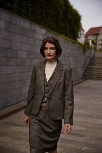 Jednorzędowa marynarka ciemnobeżowa. Brązowe marynarki i żakiety MOODO, l, bez wzorów, z elastanu. Za 199,99 zł.