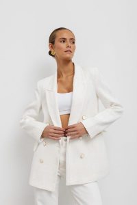 MARYNARKA FRANCESCA ECRU L - Flawless. Białe marynarki i żakiety Flawless, l, bez wzorów, z bawełny, klasyczne. Za 396,00 zł.