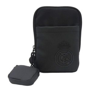 Real Madryt saszetka na ramię Cross Body Bag czarna. Czarne nerki i saszetki REAL MADRID, bez wzorów. Za 89,00 zł.