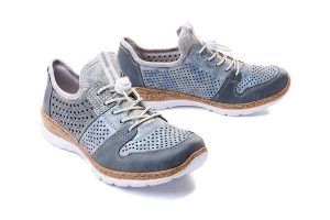 RIEKER SNEAKER N4255-12 blue, półbuty damskie. Niebieskie półbuty Rieker, na lato, w ażurowe wzory, z gumy, bez obcasa, bez zapięcia. Za 297,42 zł.