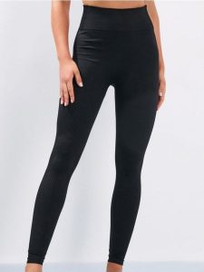 Legginsy sportowe z ozdobnymi przeszyciami - czarny. Czarne legginsy Sinsay, bez wzorów. W wyprzedaży za 29,99 zł.