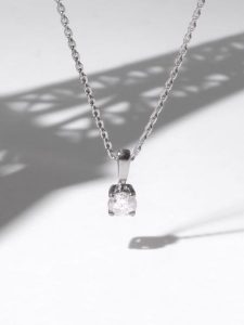 DIAMOND & CO Złota zawieszka "Laila" z diamentem rozmiar: onesize. Szare zawieszki Diamond & Co, z diamentem, złote. Za 988,45 zł.