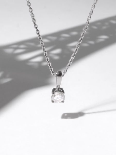 DIAMOND & CO Złota zawieszka "Laila" z diamentem rozmiar: onesize. Szare zawieszki Diamond & Co, z diamentem, złote. Za 876,46 zł.