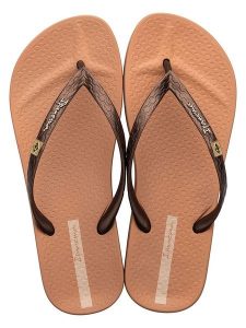 Ipanema Japonki w kolorze jasnobrązowo-brązowym rozmiar: 35/36. Brązowe klapki Ipanema, bez wzorów, z tworzywa sztucznego, z otwartym noskiem, bez obcasa. Za 47,94 zł.