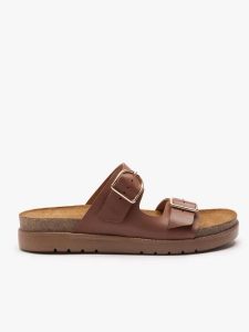 Brązowe klapki z dwoma paskami. Brązowe klapki Ryłko, bez wzorów, ze skóry, z okrągłym noskiem, bez obcasa, na płaskiej podeszwie. Za 379,99 zł.