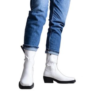 Białe botki na obcasie Marisa. Białe botki na jesień, bez wzorów, ze skóry ekologicznej, bez obcasa, na obcasie, bez zapięcia. Za 95,05 zł.