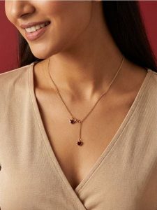 Naszyjnik z zawieszkami w kształcie serca - złoty. Żółte naszyjniki Sinsay, złote. Za 9,99 zł.