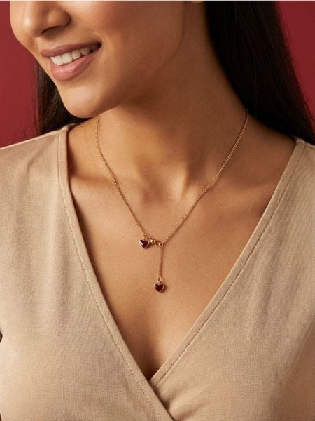 Naszyjnik z zawieszkami w kształcie serca - złoty. Żółte naszyjniki Sinsay, złote. Za 9,99 zł.