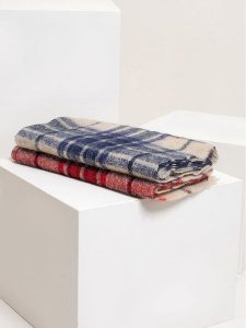 Josephine & Co Szal w kolorze beżowo-niebieskim - 130 x 50 cm rozmiar: onesize. Brązowe szaliki Josephine & Co, bez wzorów, z materiału. Za 180,56 zł.