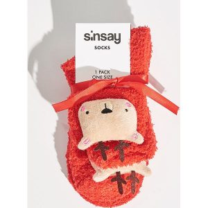 Skarpetki z reniferami - Czerwony. Skarpetki marki Sinsay. W wyprzedaży za 2,99 zł.