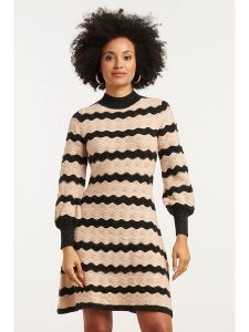 Smashed Lemon Sukienka dzianinowa w kolorze beżowym rozmiar: L. Brązowe sukienki Smashed Lemon, na co dzień, l, bez wzorów, z dzianiny, bez kołnierzyka, bez ramiączek, midi, proste. Za 143,99 zł.