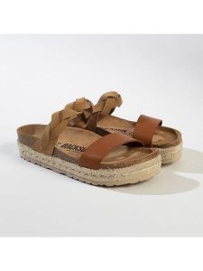 BACKSUN Skórzane klapki w kolorze jasnobrązowym rozmiar: 41. Brązowe klapki Backsun, bez wzorów, z otwartym noskiem, bez obcasa, na platformie. Za 121,80 zł.