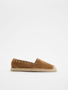 Zamszowe espadryle z okuciami - beżowy. Brązowe espadryle Reserved, bez wzorów, z zamszu, bez obcasa. Za 159,99 zł.