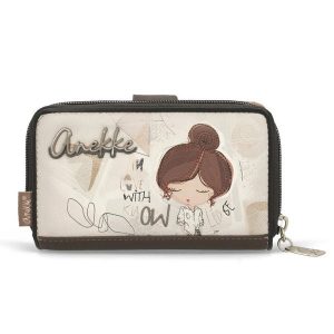 Portfel damski Anekke, z dekoracyjnym nadrukiem i metalowym logo zamykany na klapę wyposażony w przegrody na banknoty kieszeń na monety oraz liczne m. Brązowe portfele Anekke, bez wzorów. Za 179,00 zł.