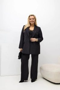 Czarny garnitur Jane – damski komplet w paski: żakiet pudełkowy i spodnie z prostą nogawką PLUS SIZE XXL OVERSIZE WIOSNA. Czarne marynarki i żakiety Moda Size Plus Iwanek, l, bez wzorów, z gumy, biznesowe. Za 499,90 zł.
